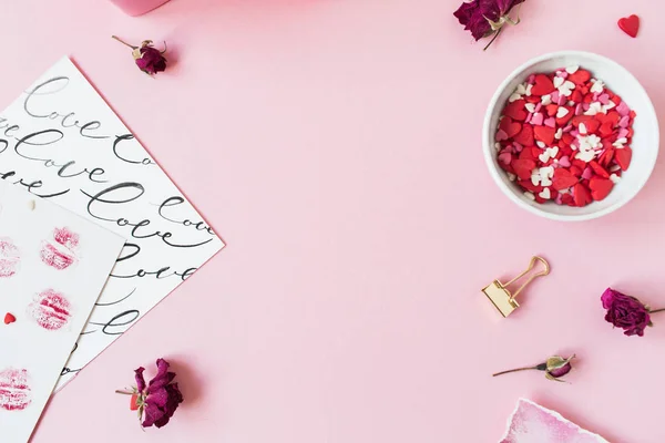 情人节的作文 粉红色背景的空白复制空间框架 礼品盒 玫瑰芽 心形标志 平躺在地上 俯瞰四周 — 图库照片