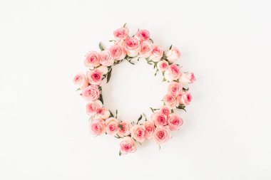 Düz çerçeve kenarı, beyaz arkaplanda pembe gül tomurcuklarından yapılmış boş bir kopya alanı modeliyle. Üst görünüm çiçek kavramı.