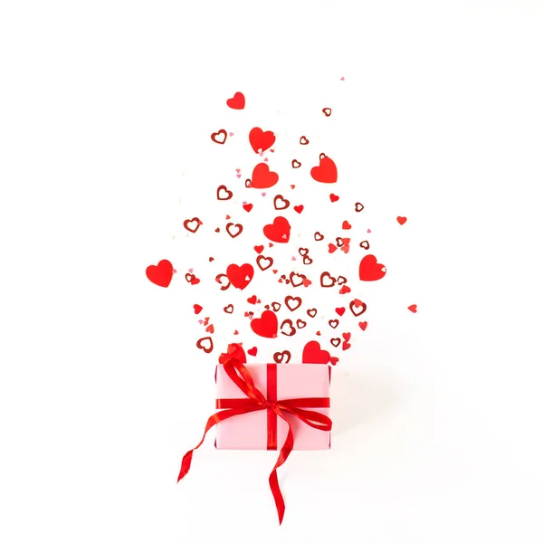 Caixa Presente Rosa Símbolo Coração Confetti Fundo Branco Flatlay Vista — Fotografia de Stock