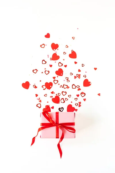 Caixa Presente Rosa Símbolo Coração Confetti Fundo Branco Flatlay Vista — Fotografia de Stock