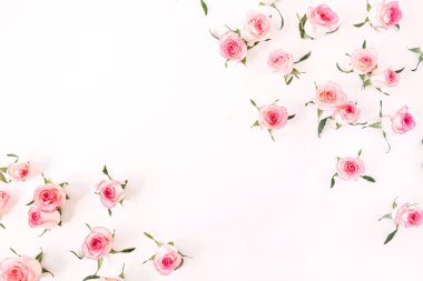 Düz çerçeve kenarı, beyaz arkaplanda pembe gül tomurcuklarından yapılmış boş bir kopya alanı modeliyle. Üst görünüm çiçek kavramı.