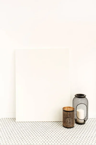 空のモックアップコピースペースとキャンドルランタンと空白のキャンバス ミニマルアーティストスタジオのインテリアコンセプト — ストック写真