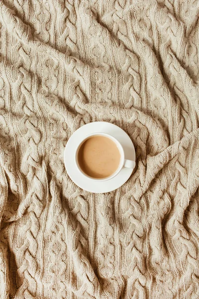 Taza Café Con Leche Sobre Manta Cuadros Punto Beige — Foto de Stock