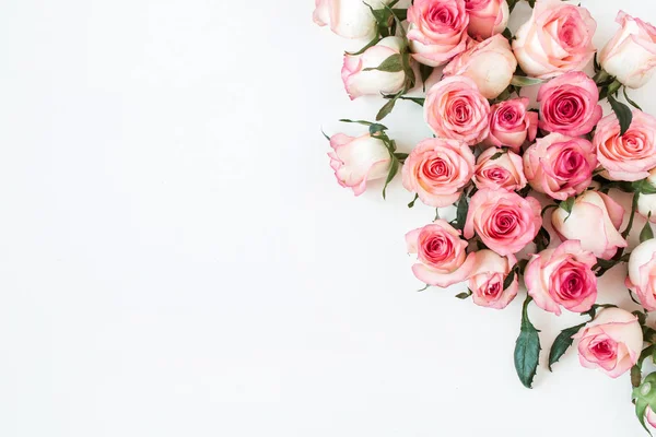 Composición Floral Con Capullos Rosados Sobre Fondo Blanco Piso Tendido — Foto de Stock