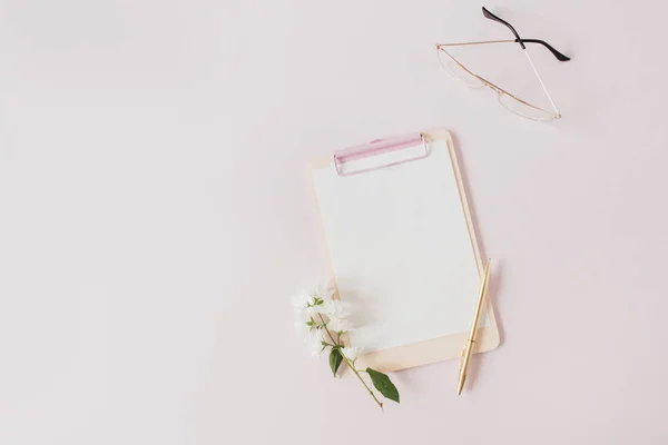 Klemmbrett Brille Stift Auf Rosa Hintergrund Leeres Papier Kopierraum Attrappe — Stockfoto