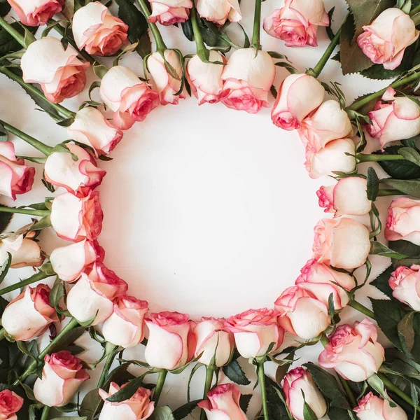 Frame Van Roze Rozenbloemen Witte Achtergrond Vlakke Lay Bovenaanzicht Bloemen — Stockfoto