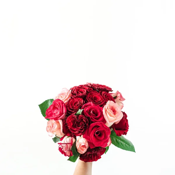 Roze Rode Roos Bloemen Boeket Hand Van Vrouw Witte Achtergrond — Stockfoto
