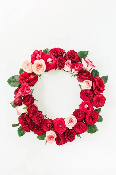 Ronde Frame Rand Van Roze Rode Roos Bloemen Witte Achtergrond — Stockfoto