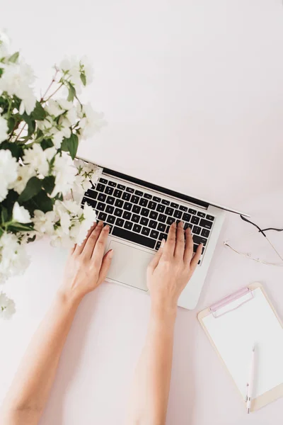 Mujer Trabajando Portátil Escritorio Oficina Con Computadora Ramo Flores Papelería —  Fotos de Stock