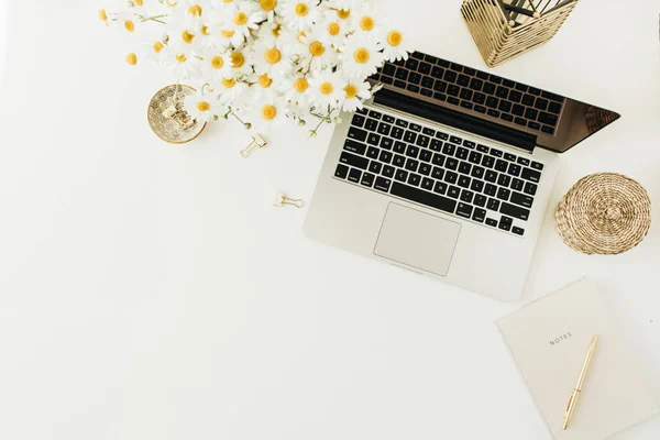 Thuis Bureau Werkplek Met Laptop Kamille Madeliefje Bloemen Boeket Notebook — Stockfoto