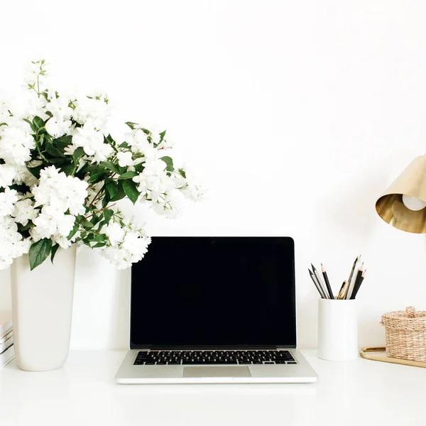 Laptop Mockup Üres Másoló Képernyővel Asztalon Irodai Asztali Munkaterület Virágcsokorral — Stock Fotó
