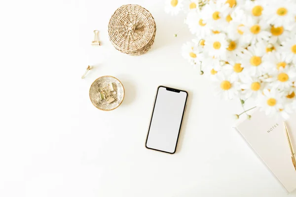 Smartphone Avec Espace Copie Maquette Vierge Sur Table Avec Bouquet — Photo