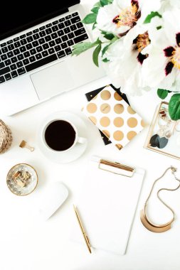 Beyaz arka planda dizüstü bilgisayarı olan ofis masası çalışma alanı. Düz konum, üst görünüm serbest çalışma kavramı.