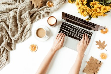 Kadın dizüstü bilgisayarda çalışıyor. Süslü ofis masa çalışma alanı. Düz yatış, üst düzey bayan patron iş konsepti. Klavyede yazan kadın elleri.