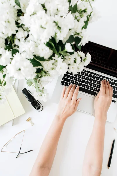 Frauenhände Tippen Auf Laptop Schreibtisch Mit Computer Blumenstrauß Und Schreibwaren — Stockfoto