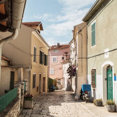 Seyahat yaz konsepti. Avrupa, Hırvatistan, Istria bölgesi, Rovinj 'in eski şehir görüşü. Panjurlu eski binaları olan boş bir cadde..  