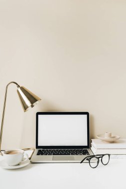 Boş ekran laptop. Merkez ofis masa çalışma alanı. Web sayfası şablonunu kopyala. Blogger, taşeroncu serbest kahraman başlığı.