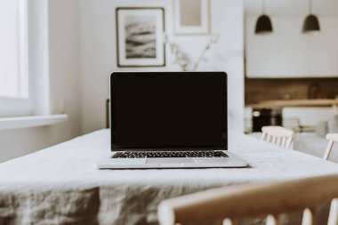 Boş ekran laptop. Merkez ofis masa çalışma alanı. Modern İskandinav iç tasarım şablonu.