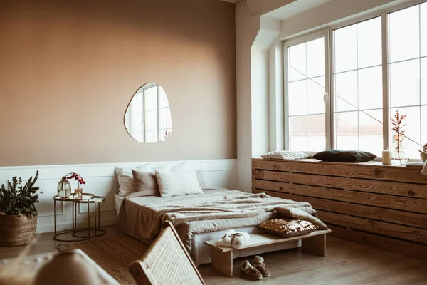 Stilvolle Beige Schlafzimmer Mit Bett Bettwäsche Kissen Spiegel Nachttisch Mit — Stockfoto