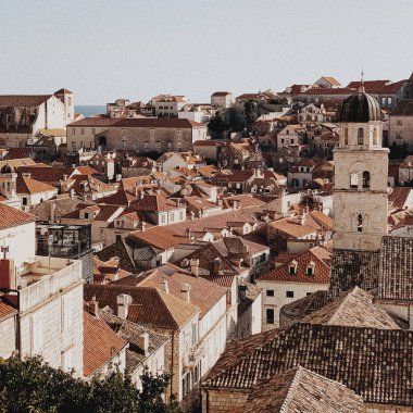 Dubrovnik, Hırvatistan ve Avrupa 'nın en iyi kırmızı çatıları. Seyahat konsepti. Eski binaları olan eski bir kasaba.. 