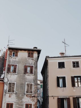 2019, Avrupa, Hırvatistan, Dubrovnik. Eski kasabanın mimarisi, eski ahşap panjurlu binalar. Seyahat, macera konsepti. Geleneksel Avrupa mimarisi. 