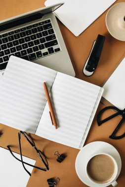 Bilgisayarlı ofis masası çalışma alanı, boş not defteri. Flatlay, üst görünüm iş konsepti.