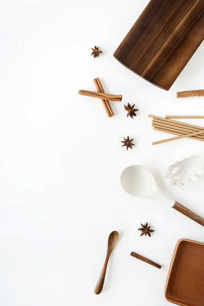キッチンウェア 白を背景に有機健康食品調製コンセプト フラットレイアウト 日焼け止めの色木製の器具を表示します スプーン シナモン アニス プレート — ストック写真