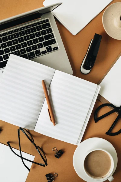 Schreibtisch Home Office Mit Laptop Leeres Notizbuch Flatlay Draufsicht Arbeit — Stockfoto