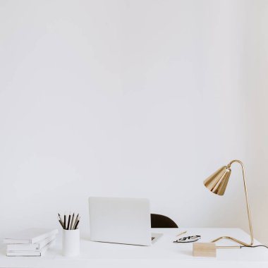 Bilgisayarlı, lambalı, defterli bir ofis. Beyaz çalışma kabinesi çalışma alanı.