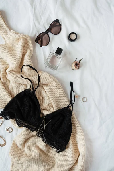 时尚背景 现代女装和配饰 蕾丝内裤 太阳镜 玫瑰花蕾与白色亚麻布在床上 性感的生活方式概念 — 图库照片