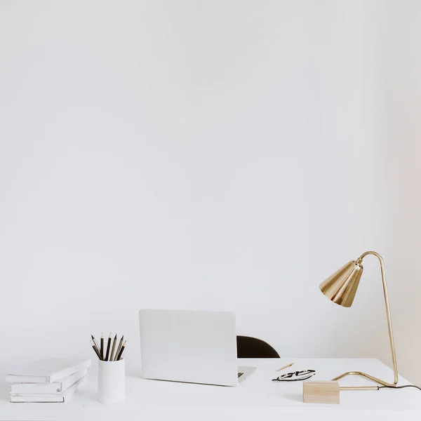 Büro Mit Laptop Lampe Notebooks Weißer Arbeitsraum Kabinett — Stockfoto