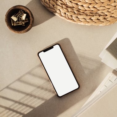 Boş ekran akıllı telefon, bej arka planda kırtasiye malzemesi. Düz yerde, üst tarafta. Stili ev ofis masası çalışma alanı. İş, çalışma şablonu.