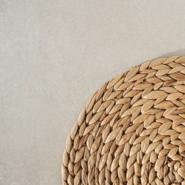 Beton zeminde saman duruyor. Düz yatış, üst görünüm.