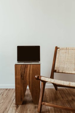 Boş maket uzay ekranlı dizüstü bilgisayar. Blogcu, serbest çalışan, ofis çalışma alanı kısıtlı. Modern iç tasarım kavramı.