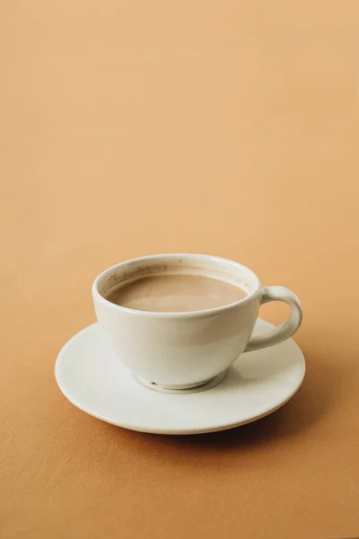 Чашка Кофе Молоком Имбирном Фоне Минимальный Завтрак — стоковое фото
