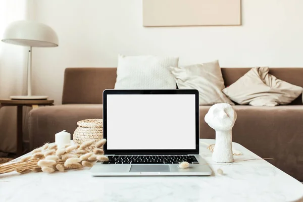 Vooraanzicht Van Blanco Scherm Laptop Marmeren Tafel Met Riet Gebladerte — Stockfoto