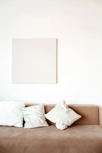 快適な淡いソファ 空白のキャンバスの絵画テンプレート 白い壁 モダンなインテリアデザインコンセプト — ストック写真