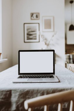 Boş ekran laptop. Merkez ofis masa çalışma alanı. Modern İskandinav iç tasarımı. Uzay modelleme şablonunu kopyala. Front view serbest yazar, blog yazarı iş konsepti.