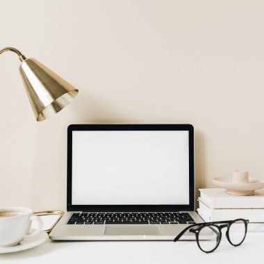 Boş ekran laptop. Merkez ofis masa çalışma alanı. Boşluk düzenleme şablonunu kopyala.