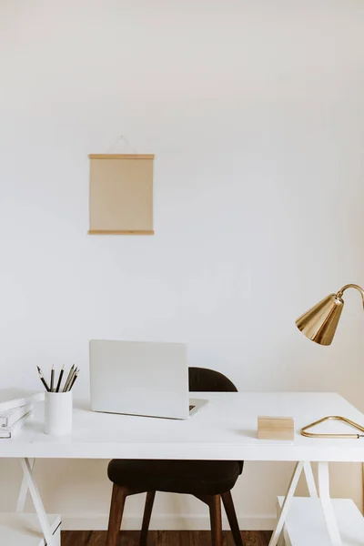 Modernes Minimalistisches Raumkonzept Helle Skandinavische Homeoffice Schreibtischarbeitsplätze Mit Laptop Lampe — Stockfoto