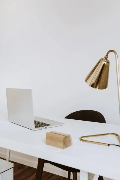 Modernes Minimalistisches Raumkonzept Schreibtischarbeitsplatz Home Office Mit Laptop Lampe Büchern — Stockfoto