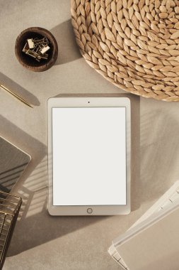 Boş ekran tableti, not defterleri, bej arka plandaki dekorasyonlar. Ofis masası çalışma alanı. İş, iş planı. Düz yatış, üst görünüm.