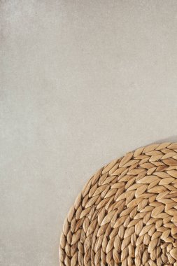 Beton zeminde saman duruyor. Düz yatış, üst görünüm.