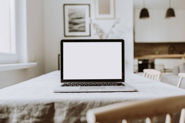 Boş ekran laptop. Merkez ofis masa çalışma alanı. Modern İskandinav iç tasarım şablonu.