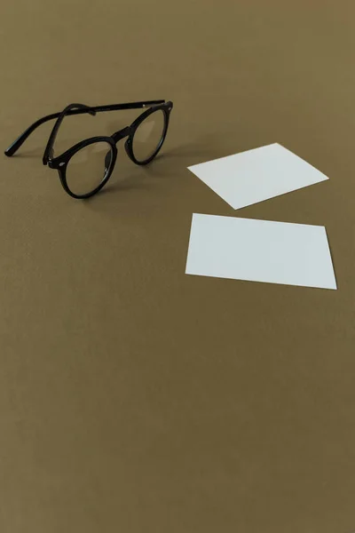 Zeytin Rengi Arka Planda Boş Kağıt Çarşaflar Gözlük — Stok fotoğraf