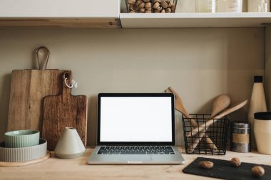 Çalışma alanı. Mutfakta boş fotokopi ekran dizüstü bilgisayar var. Modern stil iç tasarım. Önizleme günlüğü, sosyal medya, web sitesi kahraman başlık şablonu.