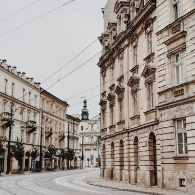 Budapeşte, Macaristan 2019. Macaristan 'ın tarihi Budapeşte şehrinde geniş cadde ve binalar. Mimari şehir seyahati konsepti. Tarafsız renkler.