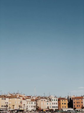 Hırvatistan 'ın Rovinj kentinin geleneksel eski mimarisi. Küçük renkli binaları var. Turistik bir yer. Seyahat yaz konsepti. En küçük kopyalama alanı arkaplanı. 