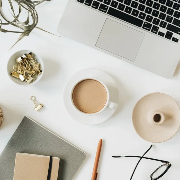 ノートパソコン コーヒーカップ ノートブック メガネ 白い背景に緑の植物の枝とホームオフィスの机のワークスペース フラットレイアウト トップビューの女の子の上司は ライフスタイルブログのビジネスコンセプト ソーシャルメディア — ストック写真