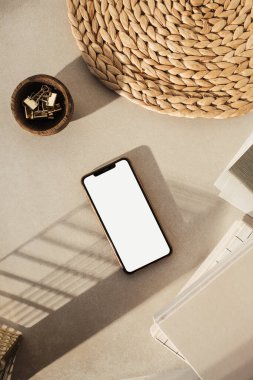 Boş ekran akıllı telefon, bej arka planda kırtasiye malzemesi. Düz yerde, üst tarafta. Stili ev ofis masası çalışma alanı. İş, çalışma şablonu.
